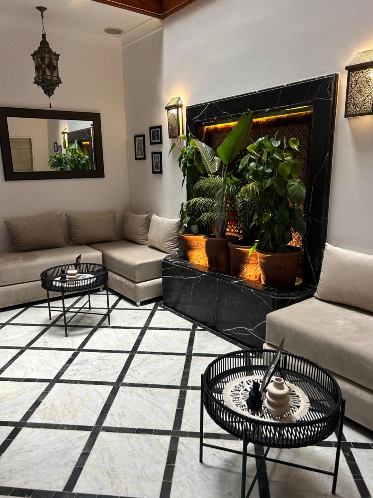Riad Amazing Amazigh Avec Jacuzzi Petit Dejeuner Compris Avec Aussi Chambres Familiales Pres De La Place Jemaa El Fna مراكش المظهر الخارجي الصورة