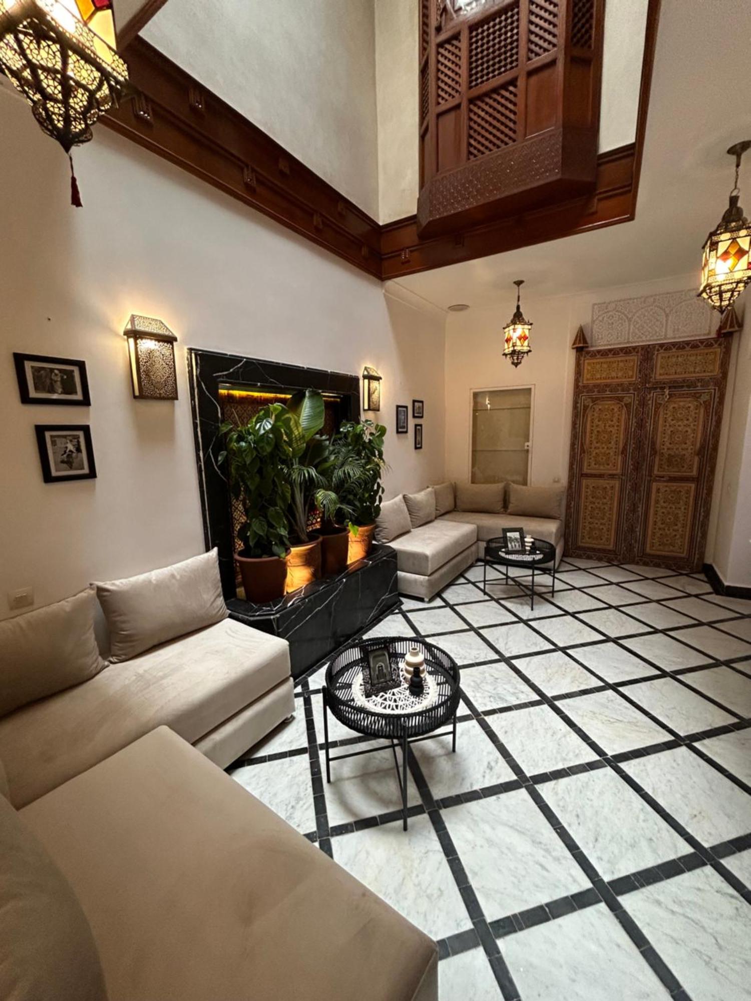Riad Amazing Amazigh Avec Jacuzzi Petit Dejeuner Compris Avec Aussi Chambres Familiales Pres De La Place Jemaa El Fna مراكش المظهر الخارجي الصورة