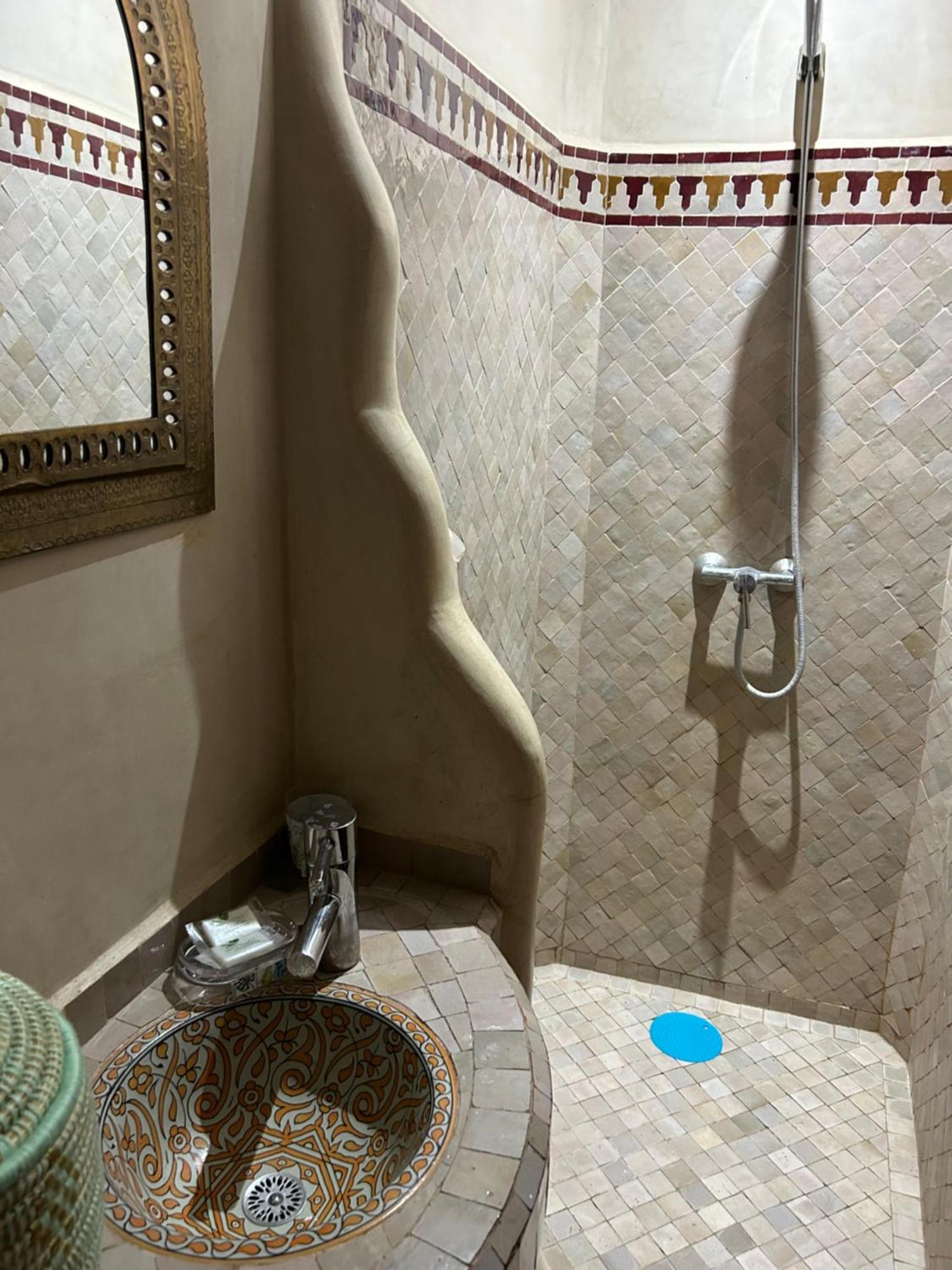Riad Amazing Amazigh Avec Jacuzzi Petit Dejeuner Compris Avec Aussi Chambres Familiales Pres De La Place Jemaa El Fna مراكش المظهر الخارجي الصورة
