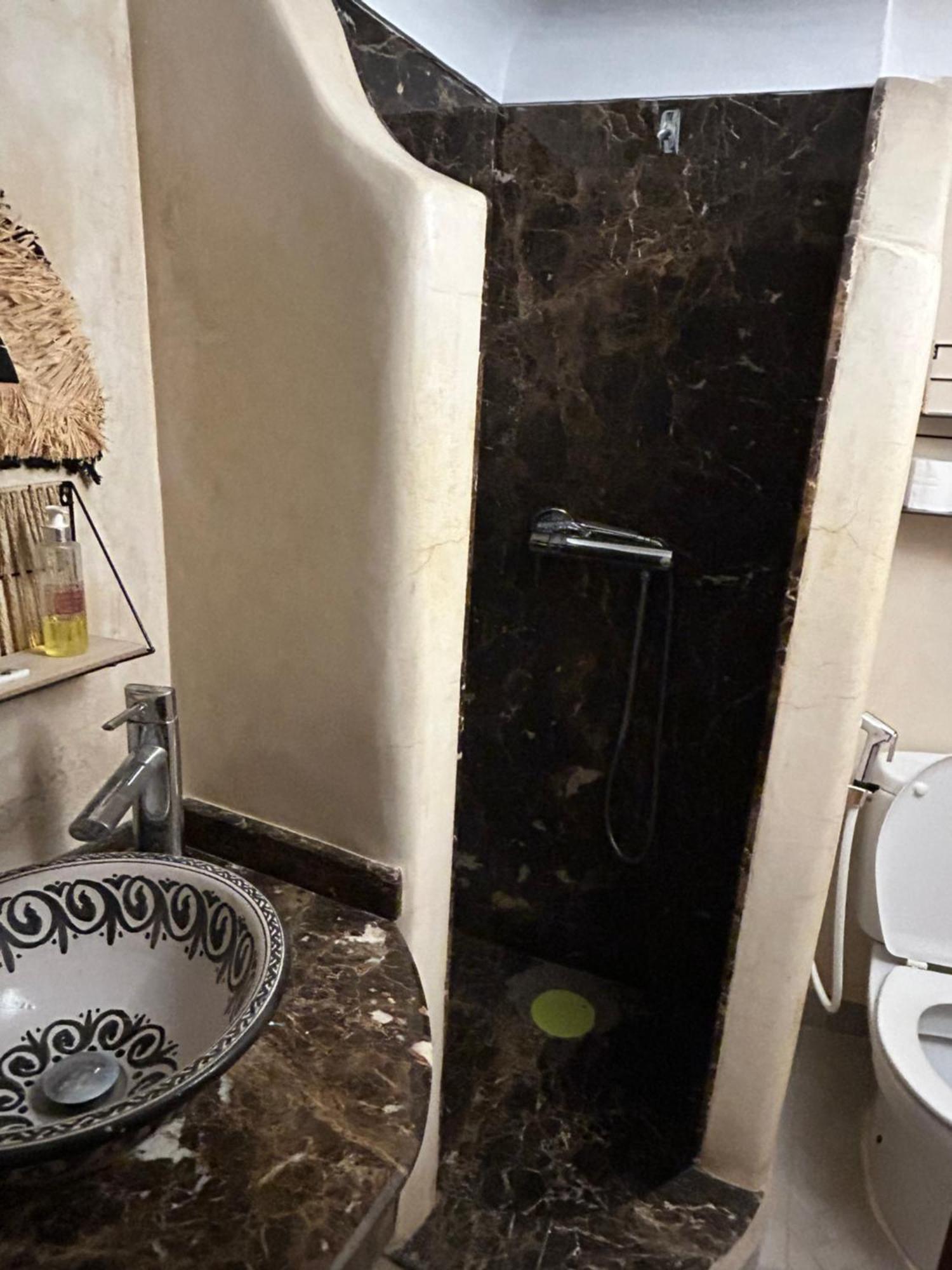 Riad Amazing Amazigh Avec Jacuzzi Petit Dejeuner Compris Avec Aussi Chambres Familiales Pres De La Place Jemaa El Fna مراكش المظهر الخارجي الصورة