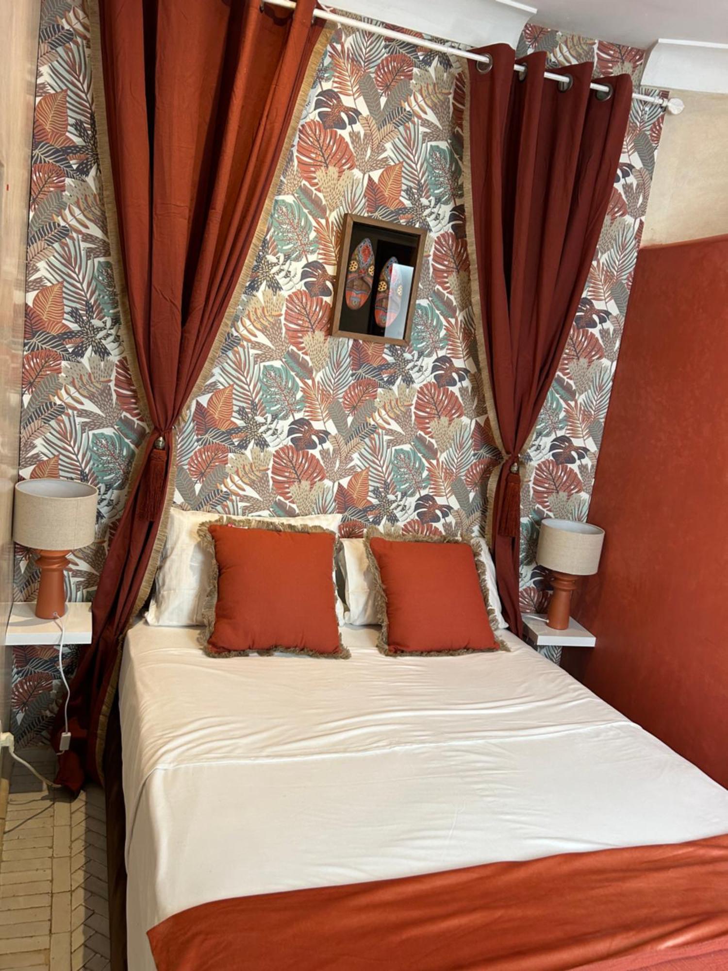 Riad Amazing Amazigh Avec Jacuzzi Petit Dejeuner Compris Avec Aussi Chambres Familiales Pres De La Place Jemaa El Fna مراكش المظهر الخارجي الصورة